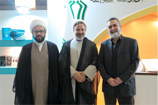 وفد قناة القرآن التلفزيونية الإيرانية يشيد بالاصدارات القرآنية المعروضة في معرض طهران