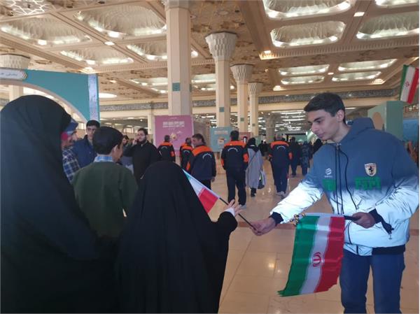 اهدای پرچم ایران در روز جمهوری اسلامی به بازدیدکنندگان نمایشگاه بین‌المللی قرآن