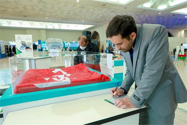 زائرو جناح العتبة العباسية في معرض طهران يكتبون رسائل حول أَثر القرآن